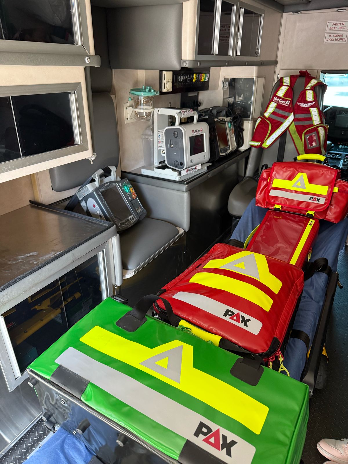 Interior Ambulancia Multicare con equipo de élite